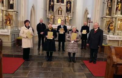 Von links: Anneliese Weißenböck, Pater Thomas Friedmann, Karin Hochegger, Hannes Jörgler, Philomena Kormann, Richard Hausegger, Pater Paulus Kamper.